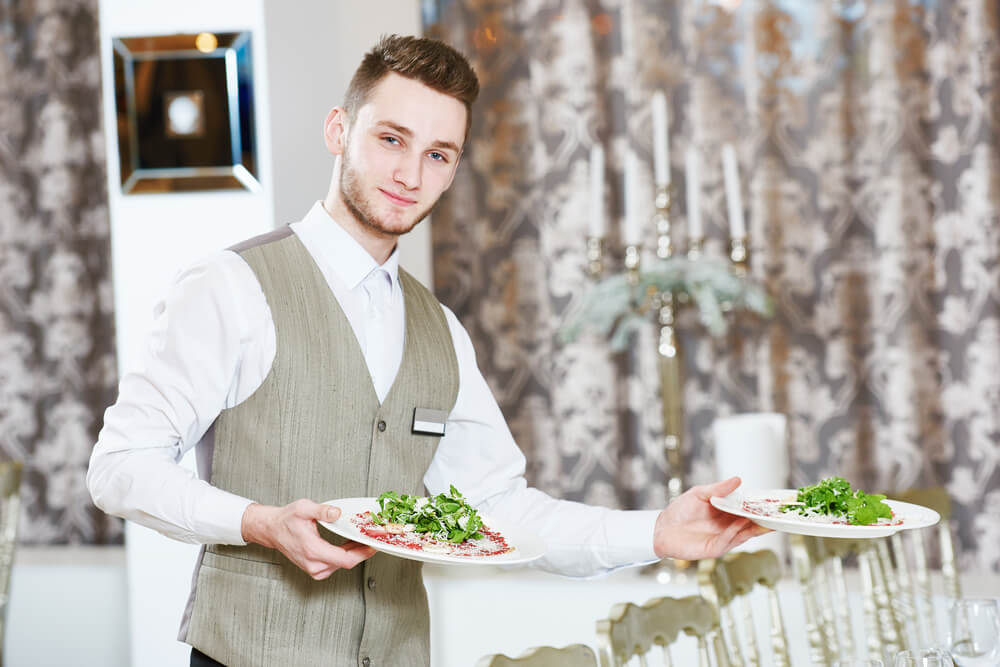 Chef de rang avec plat dans les mains