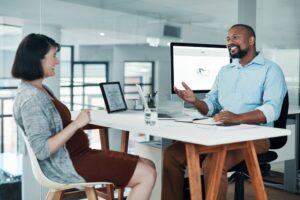 un agent Adaptel expose les nouvelles tendances RH 2025