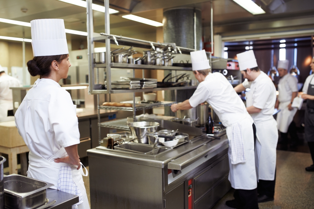 des chefs cuisiniers car le restaurant était en manque de personnel