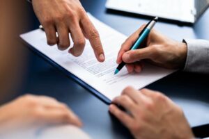 Extra vs intérim vs CDDU : quel contrat choisir en restauration ?